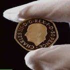 Re Carlo III guarda a sinistra nella prima moneta con il suo ritratto, la regina Elisabetta II guarda ancora a destra in 27 miliardi di monete