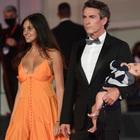 Venezia, Alessio Boni sul red carpet con suo figlio in braccio: sorrisi insieme a Nina Verdelli