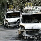 Roma, cinque auto date alle fiamme fuori dalla sede Tim. Gli anarchici rivendicano: «È solo l'inizio»