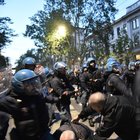 Milano, scontri al corteo per Ramelli tra l’estrema destra e la polizia: due feriti. La Procura: manifestazione fascista