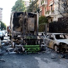 Milano, camion dei rifiuti prende fuoco: in fiamme le auto parcheggiate, danni ad un palazzo. Paura ma nessun ferito