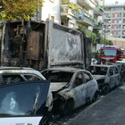 Milano, camion dell'Amsa in fiamme: a fuoco altre sette auto (Fotogramma)
