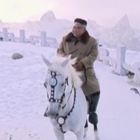 Corea del Nord, il leader Kim Jong Un a cavallo tra la neve