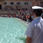 Bagni nelle fontane storiche: sette persone fermate e multate