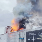 Copenaghen, incendio devasta la Borsa: crolla la storica guglia, si cercano di salvare le opere d'arte