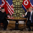 Trump e Kim, storica stretta di mano. Ma il vertice conclude senza accordo