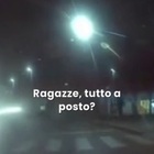 Ragazze aggredite all'alba a Milano, tassista si ferma e le salva: «Non siete molto sveglie...». Il video nelle chat