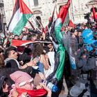 Cortei Roma e Milano, scontri tra pro-Palestina ed ebrei. Slogan incrociati: «Israele fascista». «E voi terroristi»