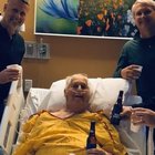 L'ultima birra prima di morire: la foto che emoziona i social