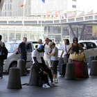 immagine Taxi a Napoli, è assalto ai turisti: i furbetti del tassametro nel suk della Ferrovia