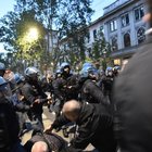 Le immagini degli scontri con le forze dell'ordine