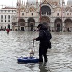 Acqua alta a Venezia causata dal mix di marea e scirocco a 100 km/h
