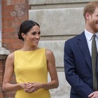 Meghan Markle osa il giallo, e l'abito estivo fa il pieno di like Meghan Markle osa il giallo, e l'abito estivo fa il pieno di like