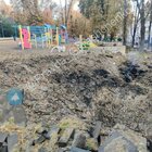 Esplosioni Kiev, missili sul parco giochi: i crateri nell'area per bambini. «Crimine di guerra»