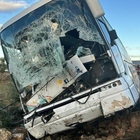 Incidente tra bus carico di studenti e trattore: un ferito grave