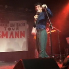 Leo Gassmann compie 25 anni sul palco: la sorpresa dei fan