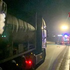 Cisterna perde gas argon, paura sull'autostrada