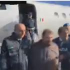 Battisti arriva a Ciampino, scende dall'aereo senza manette circondato dalla Polizia