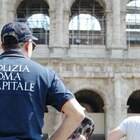 Roma, assembramento ragazzi vicino al Colosseo: polizia locale interviene ma viene aggredita