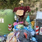 Roma, arriva lo «spaventa-monnezza» vicino al cassonetto a Valle Aurelia: «La soluzione di un cittadino esasperato»