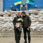 Ucraina, la guerra non ferma l'amore: due militari si sposano al fronte nel rifugio anti bombe