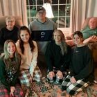 Nonni e nipoti, il pigiama party natalizio 20 anni dopo: «A volte il regalo migliore è il proprio tempo»