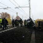 Pulmino per disabili precipita sulla ferrovia: morto un ragazzo, altri tre feriti gravi. Treni bloccati