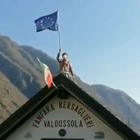 Bersagliere getta a terra la bandiera Ue in Valdossola: il video che indigna