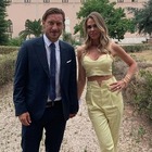 Francesco Totti e Ilary Blasi al matrimonio della sorella di lei. Ma i fan notano un dettaglio: «Orribile»