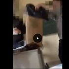 Nuovo video di bullismo al professore: insulti e spazzatura sulla cattedra