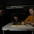 Kharkiv, bambina ucraina gioca a scacchi con il nonno nello scantinato