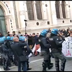Anarchici a Venezia, scontri con la polizia a San Rocco