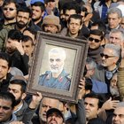 Soleimani, decine di migliaia in piazza a Teheran: strappate bandiere Usa