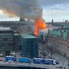 Copenaghen, il momento del crollo della guglia storica della Borsa durante l'incendio