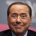 «Berlusconi, le ragazze lo "cavalcavano" a turno in una stanza buia»