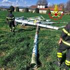 Elicottero "perde" in volo antenna gigante che precipita tra le case a Brescia
