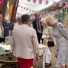 La Regina Elisabetta taglia la torta con una sciabola al G7