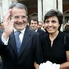 Romano Prodi, morta la moglie Flavia Franzoni. Malore durante un cammino in Umbria. L'ex premier: «Dolore enorme»