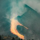 Vulcano Canarie, la nuova colata: il fiume di lava preoccupa. In un mese 35mila terremoti e 1.281 edifici colpiti