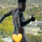 Fedez nudo sulla terrazza a Los Angeles: «Buongiorno stelline», la foto Instagram scatena i fan