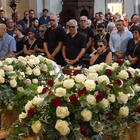 Strage in Cadore, i funerali delle vittime: mamma Elena piegata dal dolore sorretta dai familiari