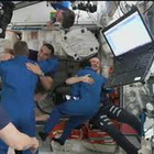 Samantha Cristoforetti e il Crew4 arrivano alla stazione spaziale, gli abbracci dell'equipaggio