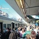 Roma-Lido, che agonia: un treno ogni 40 minuti. I pendolari: «Ormai conviene l’auto»