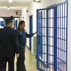 Follia in carcere a Terni: due poliziotti feriti nell'ennesima rissa tra detenuti