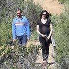 Anne Hathaway incinta al non mese col marito Adam Shulman a Los Angeles (Lapresse)