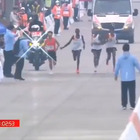 Pechino, la maratona dal finale imbarazzante: gli atleti africani rallentano per far vincere il corridore cinese
