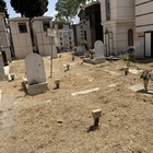 Napoli, cimitero di Ponticelli: tranciati alcuni cavi delle lampade dopo la bonifica