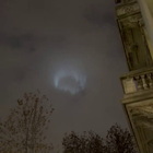 Fasci di luce nel cielo di Milano, l'avvistamento nella notte: dagli alieni ai satelliti di Musk, le ipotesi e la spiegazione
