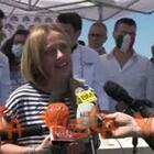 Meloni presenta iniziativa Fdi: "Granita tricolore per chi raccoglie plastica in spiaggia"