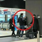 Totti, la foto in aereoporto a gennaio con una donna misteriosa: era già Noemi Bocchi?